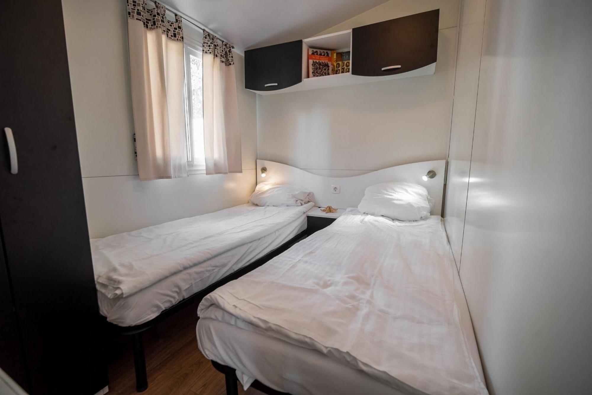 Lake View Mobile Homes With Thermal Riviera Tickets In Terme Catez Catez ob Savi Room photo