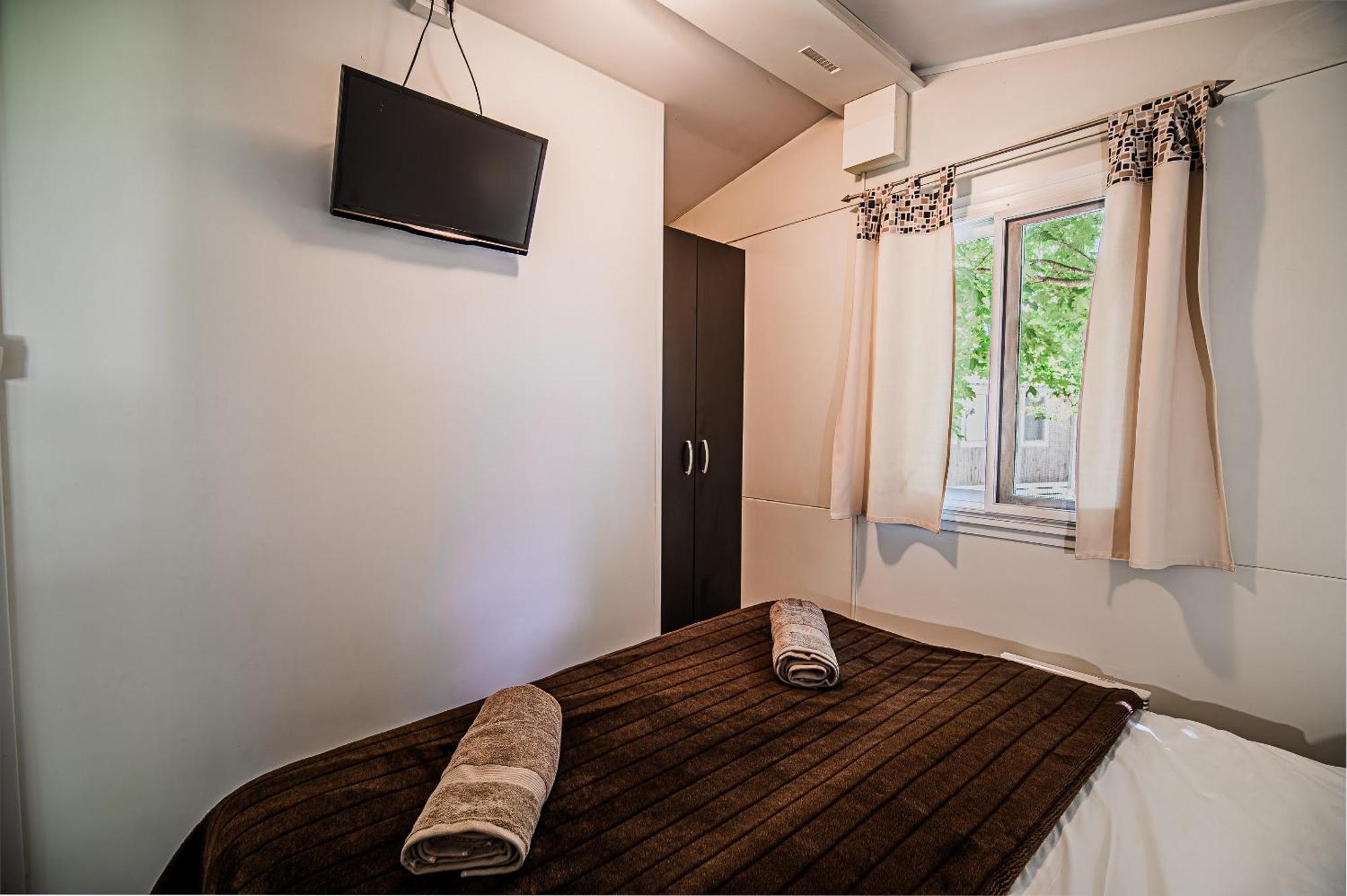 Lake View Mobile Homes With Thermal Riviera Tickets In Terme Catez Catez ob Savi Room photo