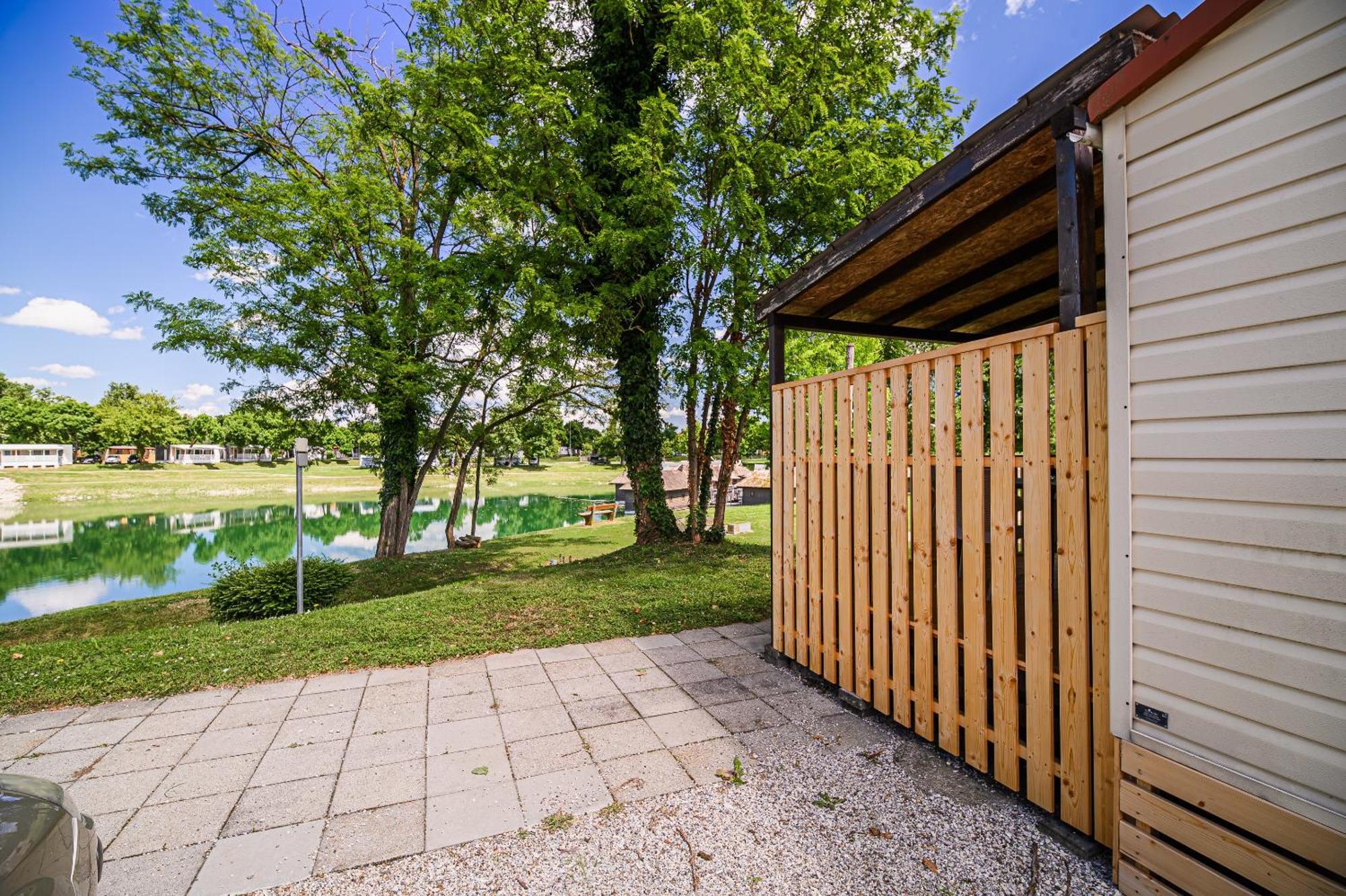 Lake View Mobile Homes With Thermal Riviera Tickets In Terme Catez Catez ob Savi Room photo