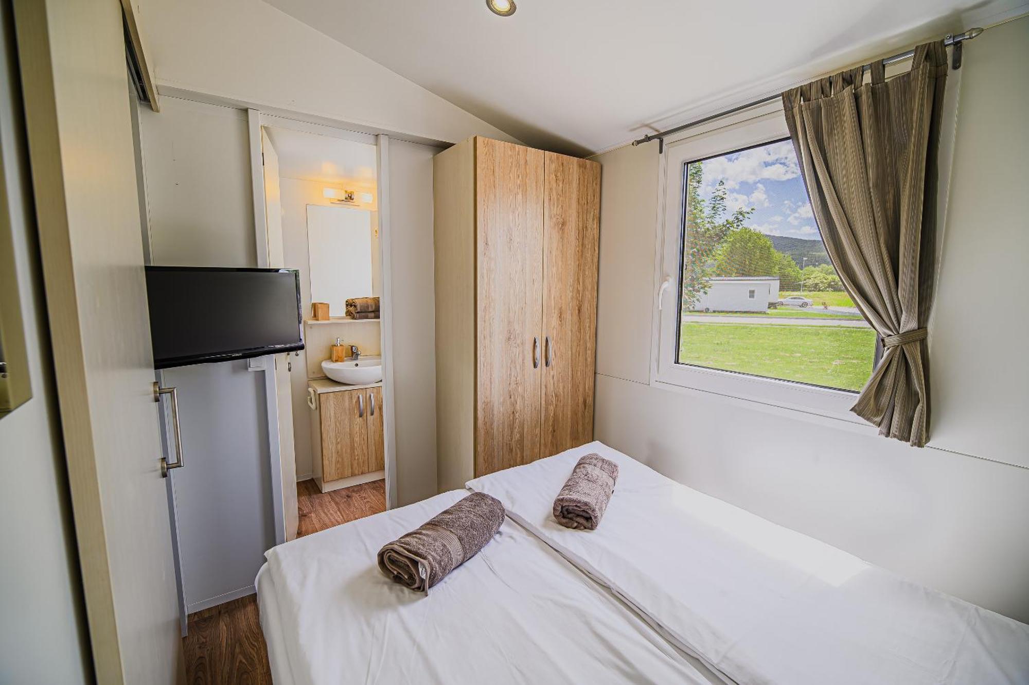 Lake View Mobile Homes With Thermal Riviera Tickets In Terme Catez Catez ob Savi Room photo