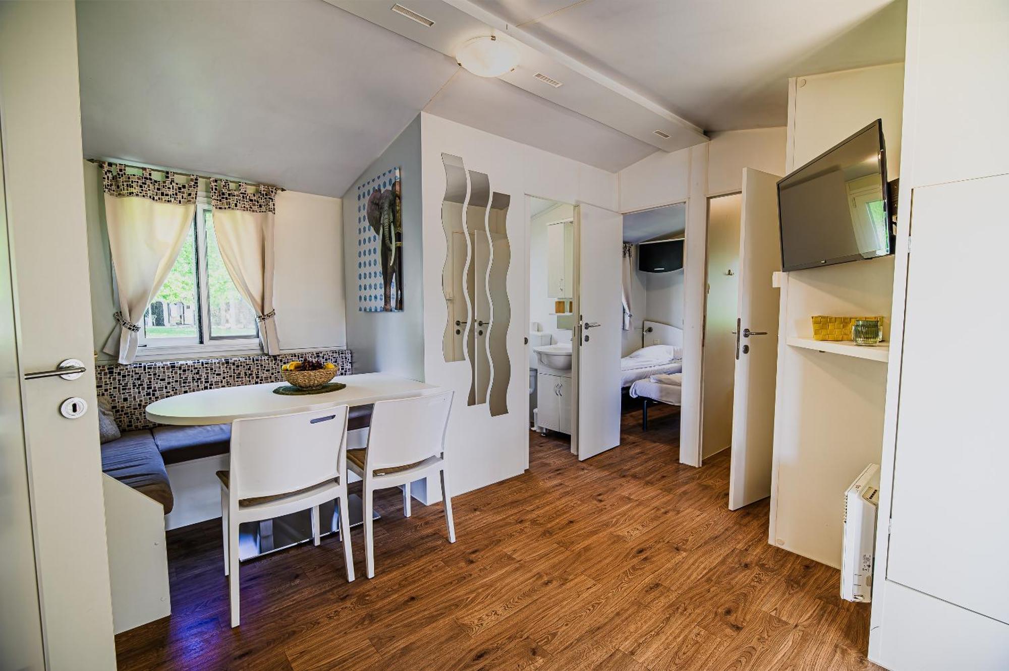 Lake View Mobile Homes With Thermal Riviera Tickets In Terme Catez Catez ob Savi Room photo